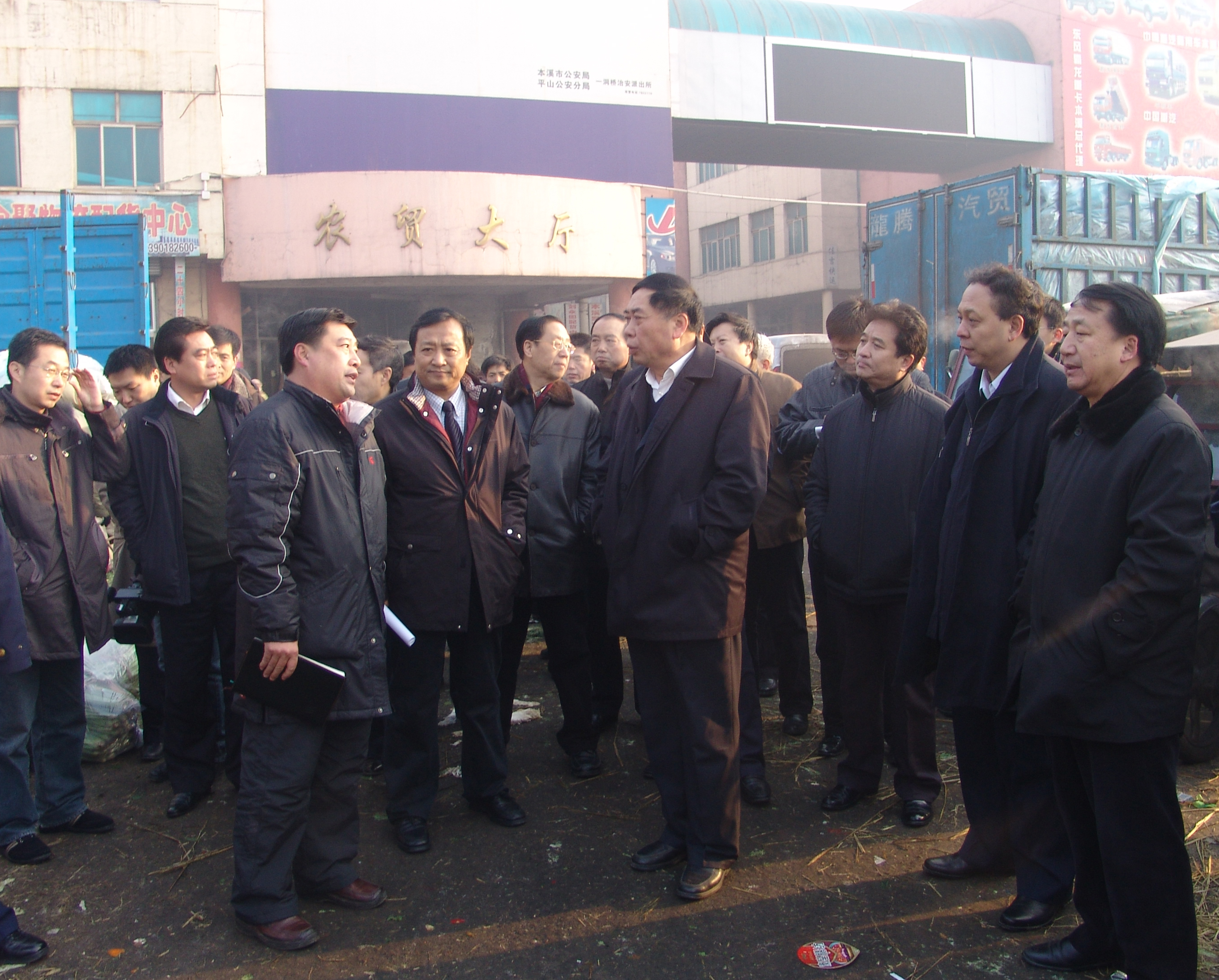 市人大常委会对我市春节市场进行视察