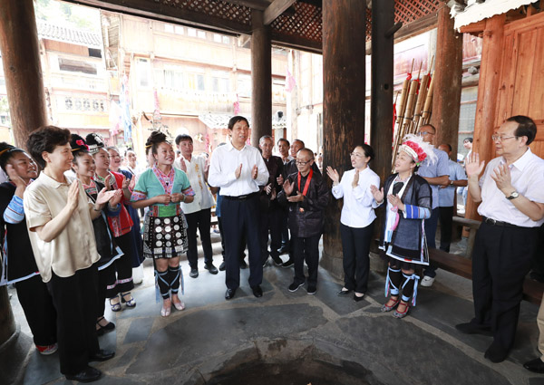奋力绘就乡村振兴壮美画卷 ——栗战书委员长就贯彻实施乡村振兴促进法深入贵州调研