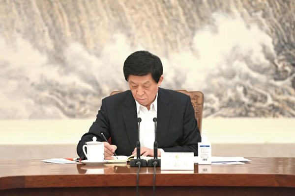 充分发挥人大代表在践行全过程人民民主中的重要作用 ——栗战书与列席十三届全国人大常委会第三十四次会议的全国人大代表座谈