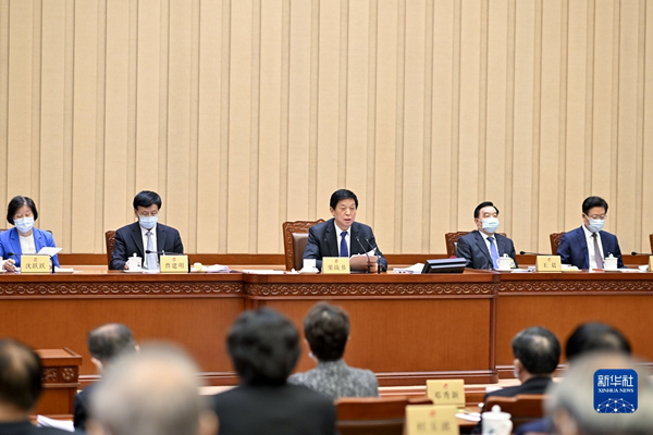 栗战书主持十三届全国人大常委会第三十七次会议闭幕会 并作讲话强调 更加紧密团结在以习近平同志 为核心的党中央周围 把党的二十大精神 全面落实到人大工作各方面全过程